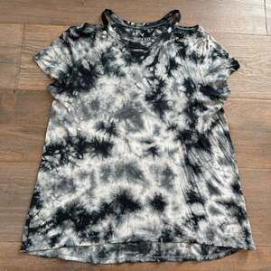 Women’s American Eagle Soft & Sexy Shoulder Cut Out T-Shirt Blk White Tie Dye L